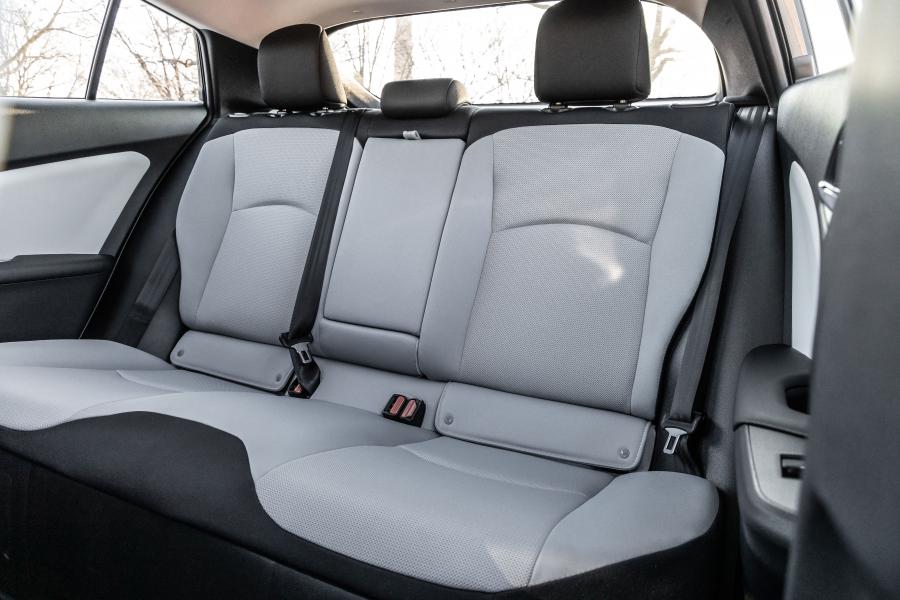 Интерьер Toyota Prius L Eco 2019 года  (NA) (фото 5 из 6)